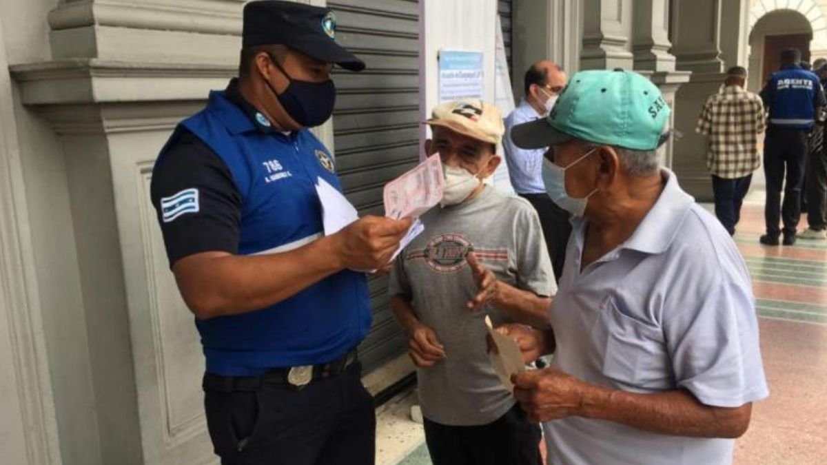 Adultos mayores se acercan al Municipio de Guayaquil a aplicar la exoneración del impuesto predial.
