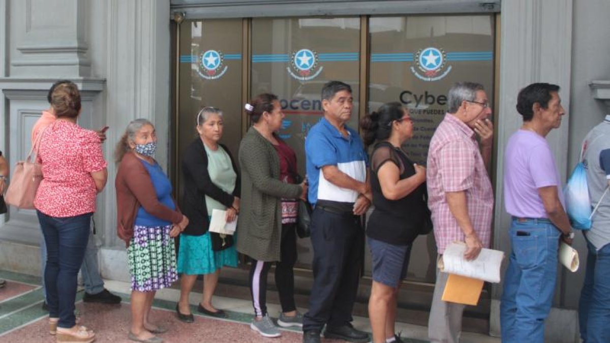 Como cada año, tras el feriado decenas de guayaquileños se acercan a pagar los impuestos prediales en el Municipio.