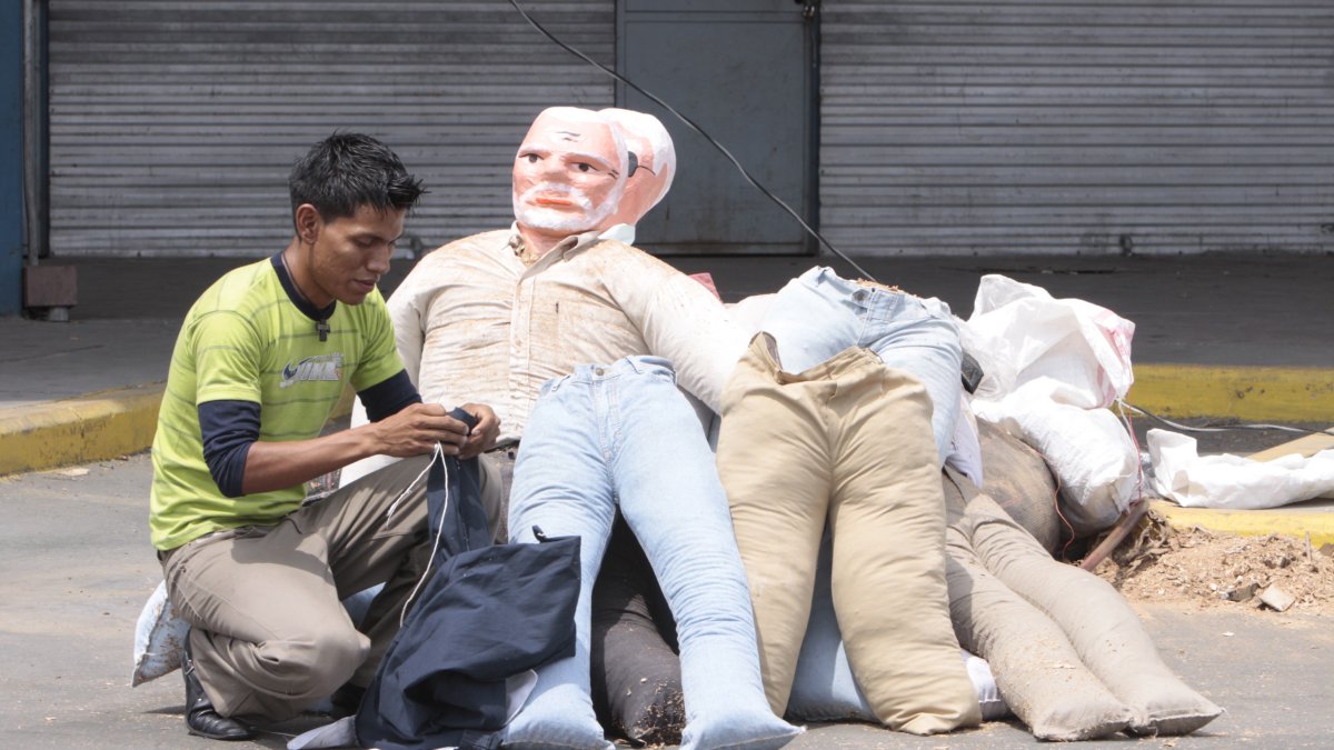 Quienes quemen monigotes en calles, veredas, parques o parterres serán sancionadas con una multa