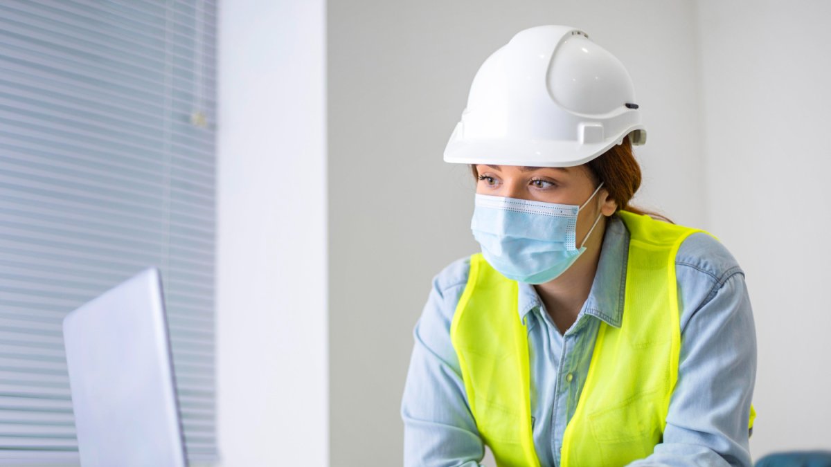 Estudiar Ingeniería Industrial en línea en Ecuador te brinda la flexibilidad y las herramientas necesarias para prepararte para un entorno laboral global.