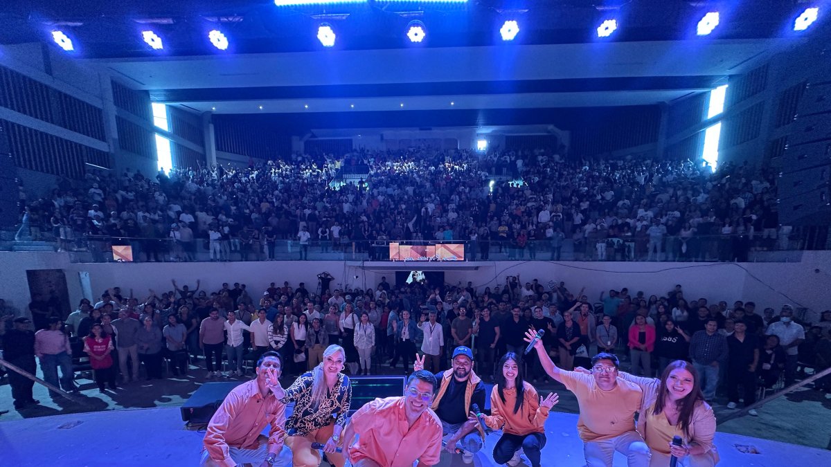 Servicio. La comunidad ‘La Casa de los imperfectos’ reunió a 1.200 personas en su primer culto dominical.