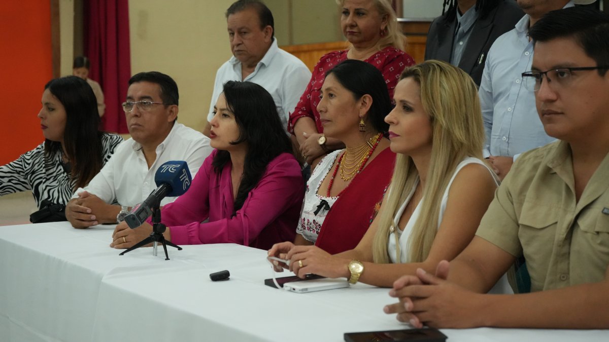 Encuentro. Candidatos y delegados de organanizaciones políticas participaron del sorteo del temas y orden de intervención del debate vicepresidencial de las elecciones de febrero próximo.