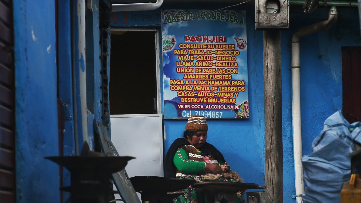 Una curandera aimara en su caseta de atención en El Alto, en Bolivia
