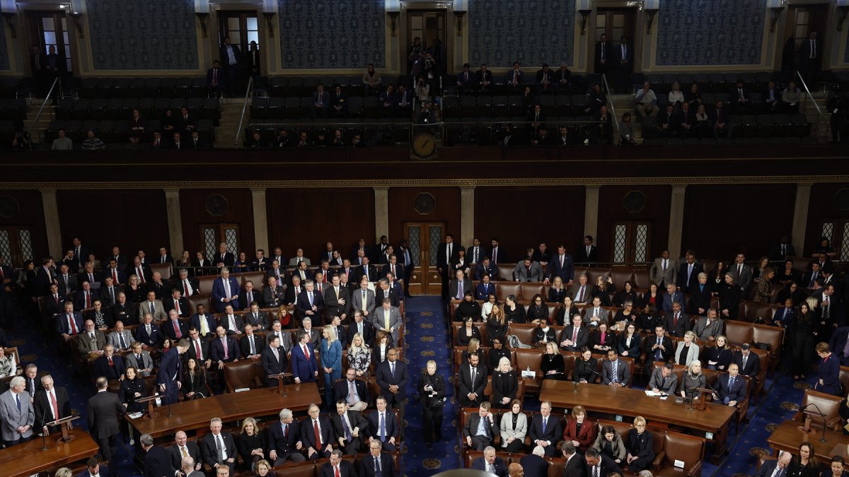Los miembros del Congreso participan en una sesión conjunta del Congreso para ratificar las elecciones presidenciales de 2024 en el Capitolio el 6 de enero de 2025 en Washington, DC.