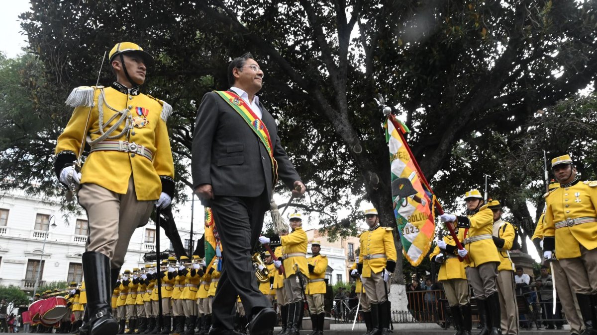 El presidente de Bolivia, Luis Arce (c), en la inauguración del año del Bicentenario este lunes, en la ciudad de Sucre (Bolivia).