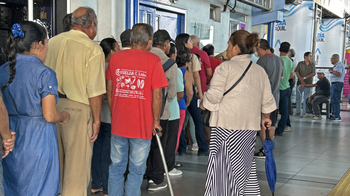 Trámite. En la Terminal Río Daule se vio una larga fila de personas que buscaban adquirir la nueva tarjeta.
