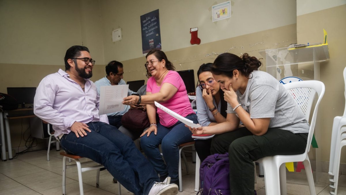 Capacita a docentes en metodologías activas como Montessori, Waldorf y STEAM