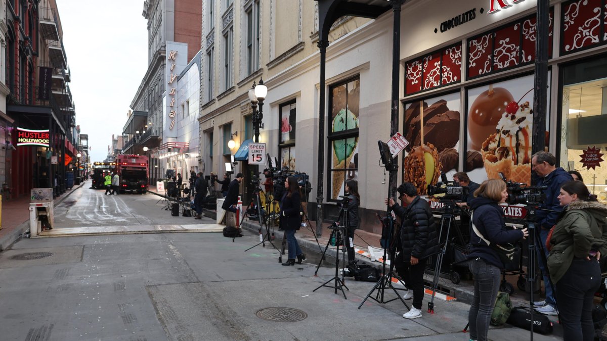 Varios periodistas se instalan en las cercanías de la Calle Bourbon donde ocurrió el atropello masivo, en Nueva Orleans (Estados Unidos).