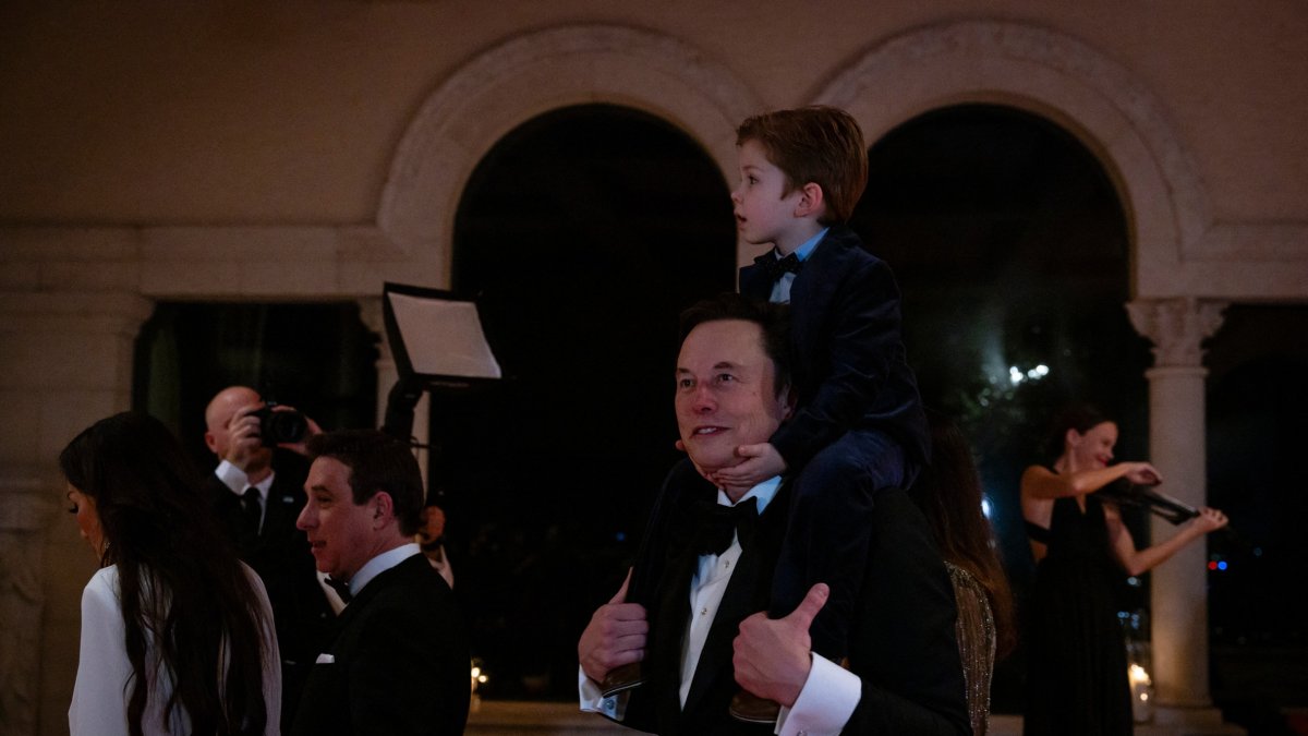 Elon Musk, director ejecutivo de Tesla, llega en la víspera de Año Nuevo al club Mar-A-Lago el 31 de diciembre de 2024 en Palm Beach, Florida.