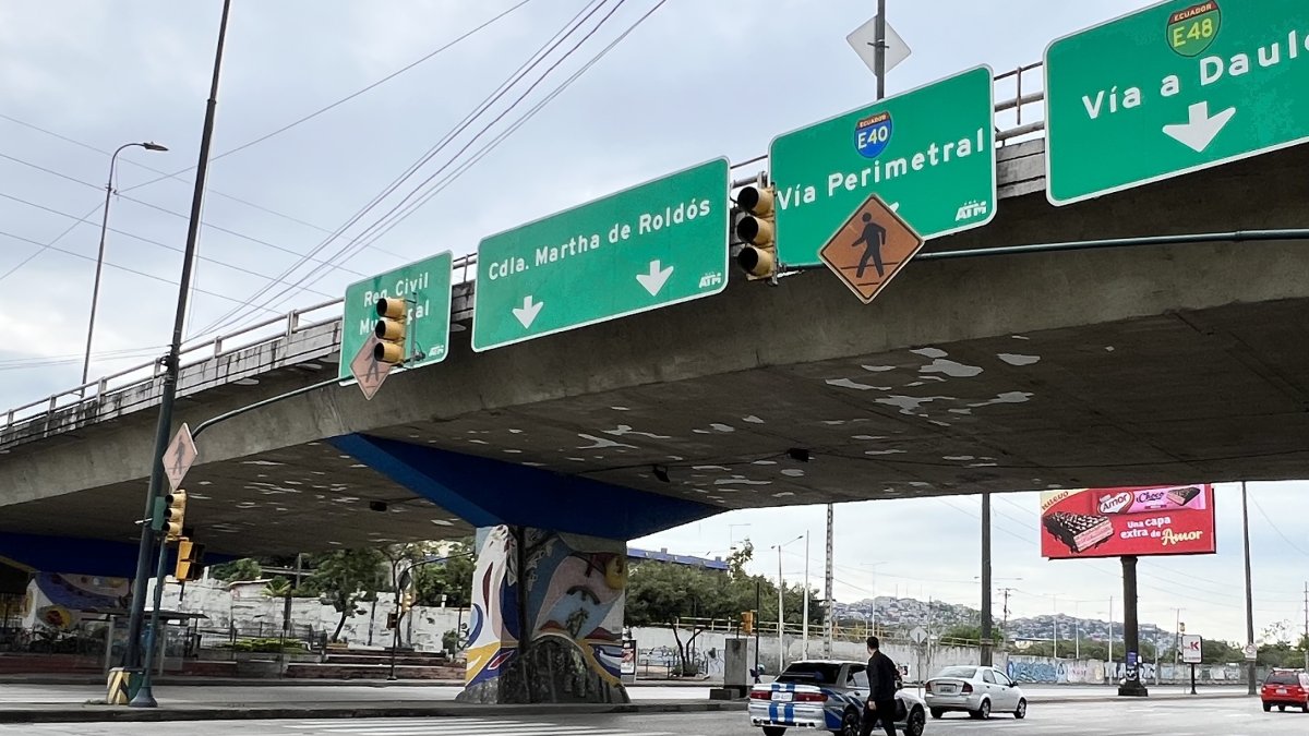 Apagados. La gente se arriesga a pasar las avenidas en medio de autos; no hay presencia de la ATM.