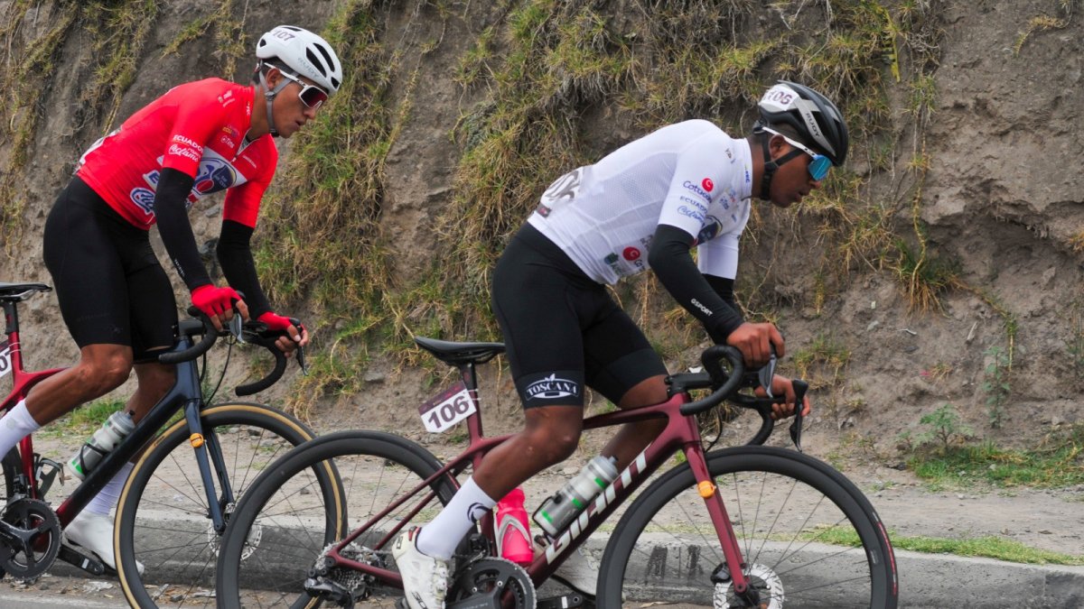 El ciclista carchense Jhoffre Imbaquingo (blanco) compitió en la Vuelta al Ecuador con el Team GIANT Toscana, escuadra con la que aún no ha podido renovar.