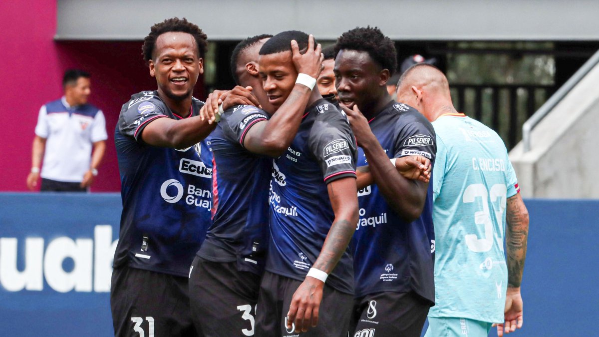 El extremo Keny Arroyo (c), de 18 años, fue una de las grandes revelaciones del club negriazul en la temporada 2024.