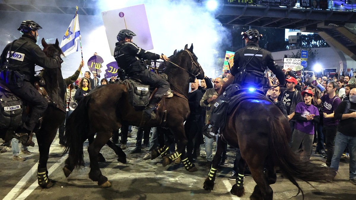 La policía montada israelí dispersa a la multitud durante una manifestación, frente a la sede del Ministerio de Defensa en Tel Aviv el 4 de enero de 2025.