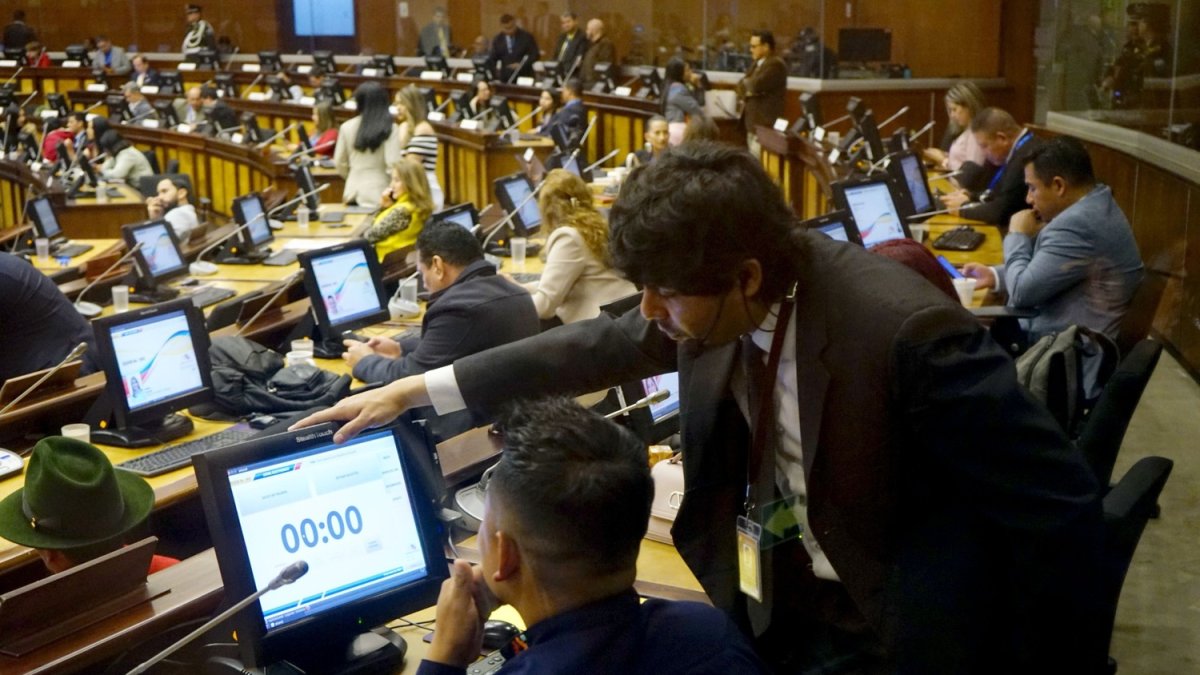 Los asambleístas alternos debutaron con el primer debate de una ley.