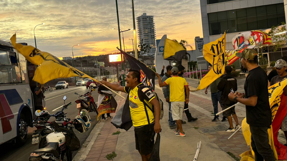 Hinchas de Barcelona en Manta.