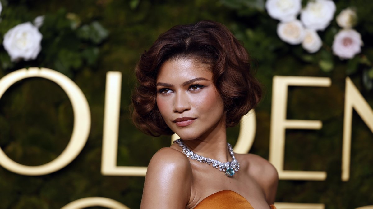 Zendaya a su llegada a la edición 82 de los Golden Globe.