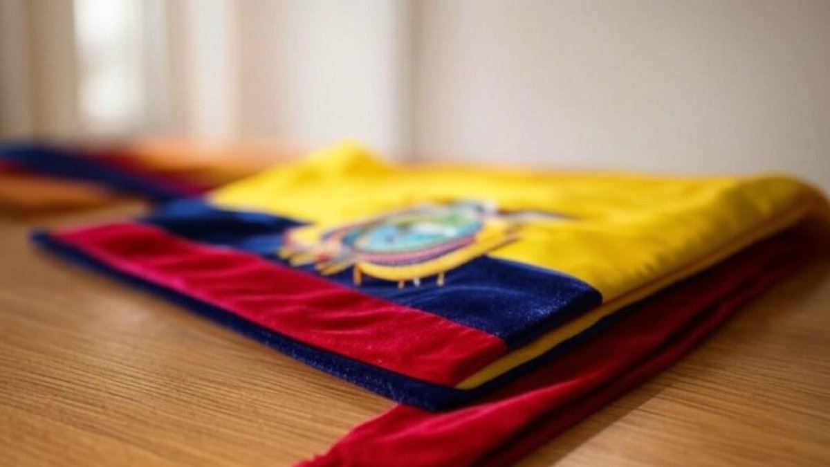 El presidente de Ecuador es el jefe de Estado y de gobierno, elegido por sufragio directo para un período de cuatro años.