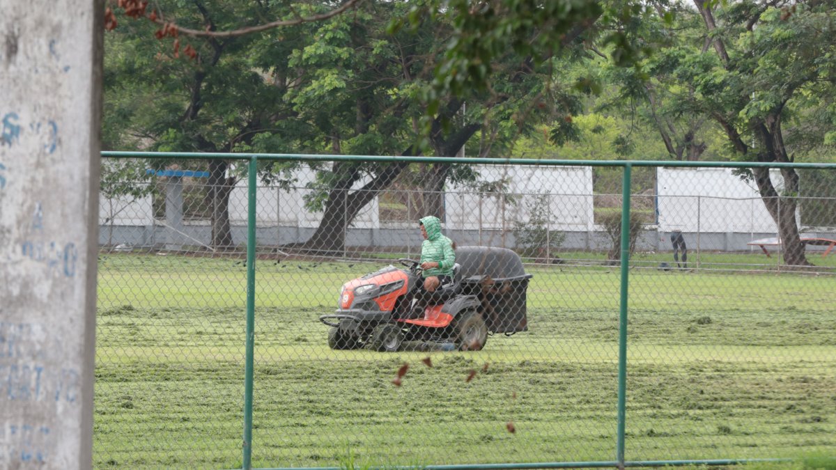 Las canchas del polideportivo de los Samanes siguen en mantenimiento.