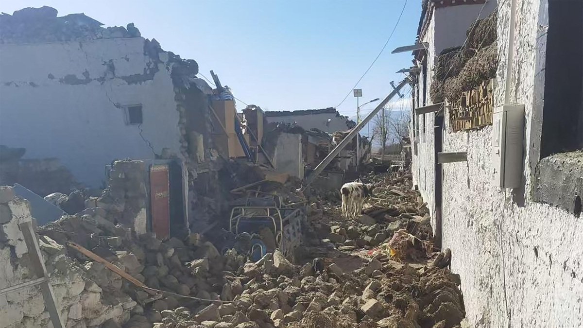 Decenas de casas dañadas en Shigatse, región del Tíbet, suroeste de China, después de que un terremoto azotara la zona.