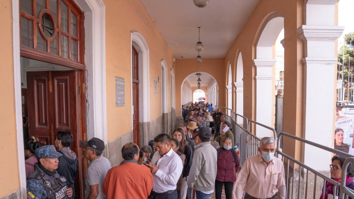 Riobambeños acudieron desde el primer día laborable a pagar los impuestos.