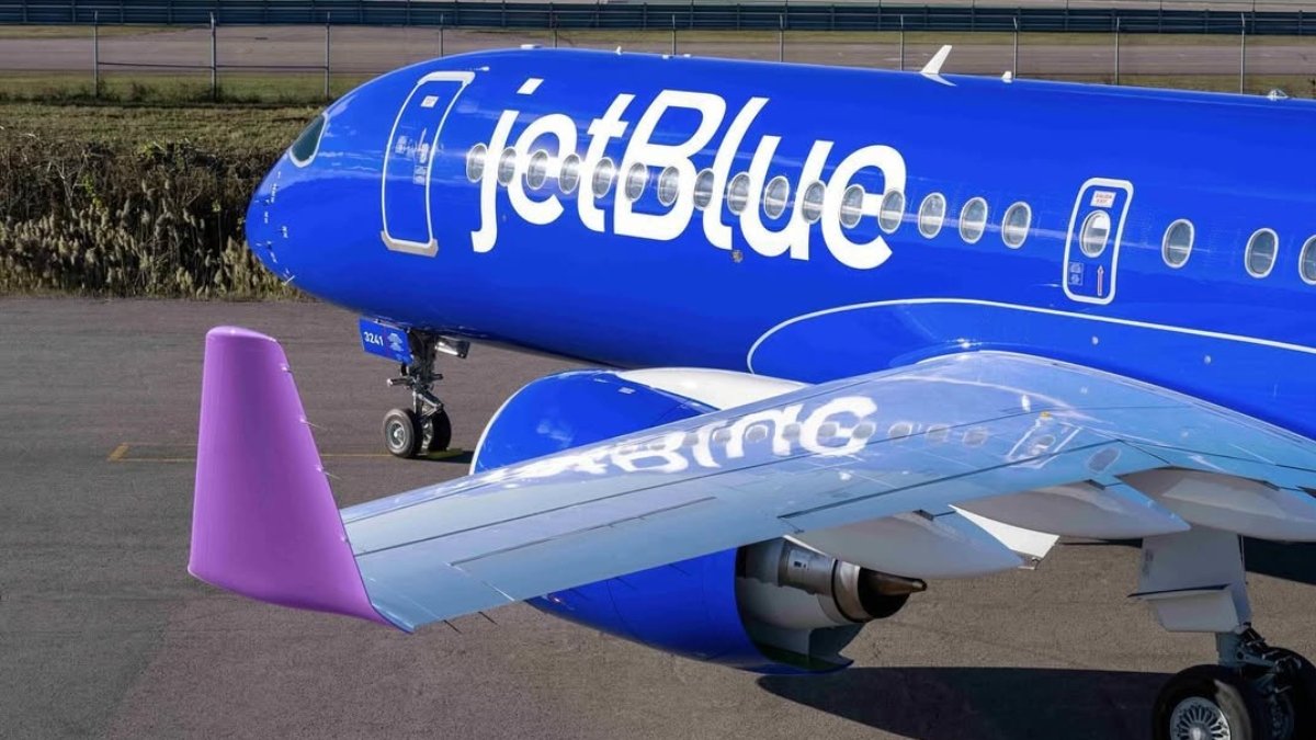 Hallan los cuerpos de dos personas en el compartimiento del tren de aterrizaje de un avión de JetBlue que llegó desde Nueva York el lunes por la noche.