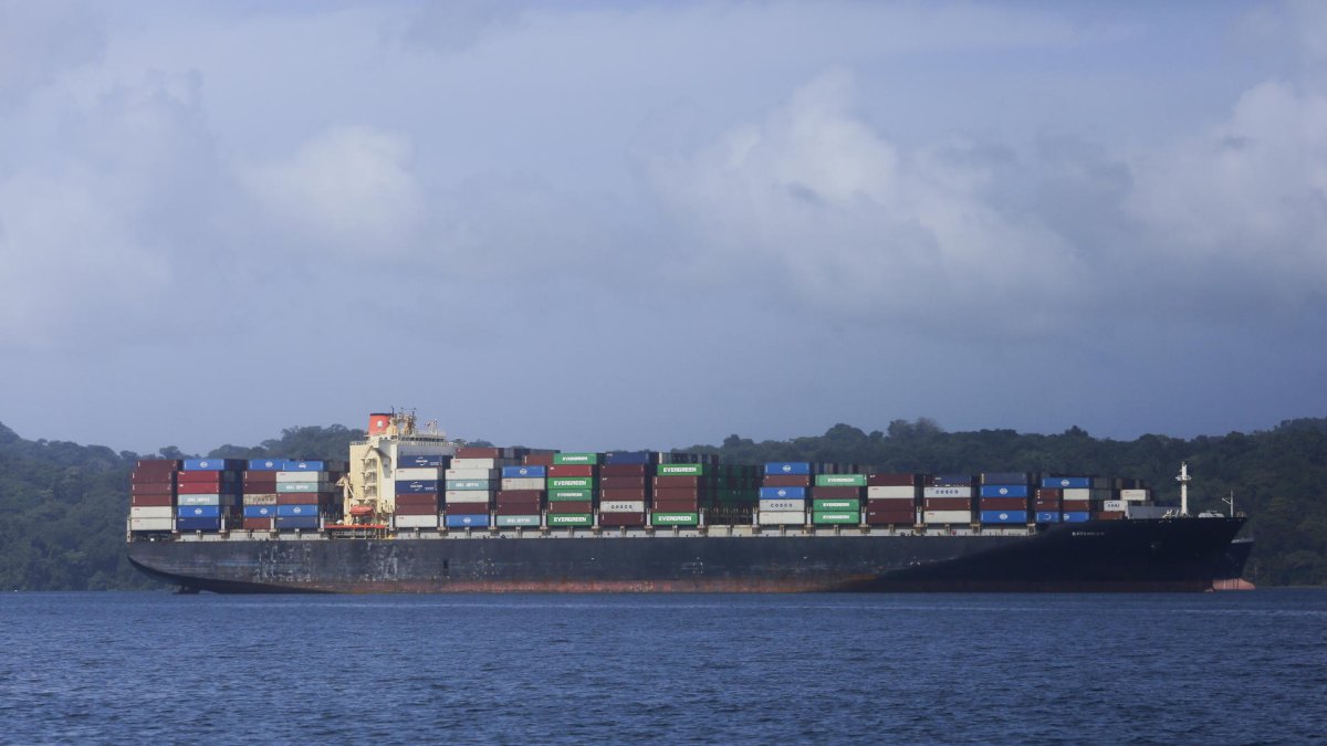 Una embarcación atraviesa el Canal de Panamá.