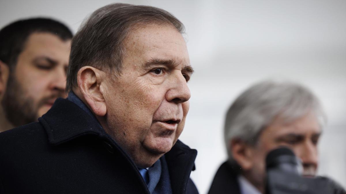 El líder de la oposición venezolana Edmundo Gonzalez Urrutia habla con miembros de los medios de comunicación.