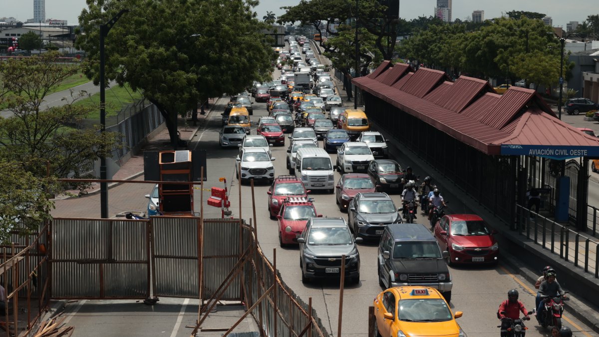Tras el cierre del carril del servicio, se ha incrementado el tráfico en la avenida de Las Américas.