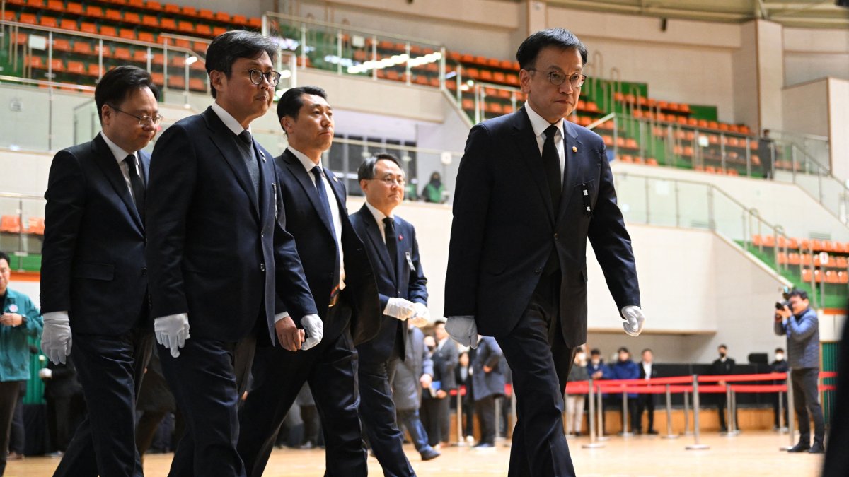 El ministro presidente interino, Choi Sang-mok, visita un altar conmemorativo para las víctimas del accidente aéreo de Jeju Air, en Muan, el 30 de diciembre de 2024.