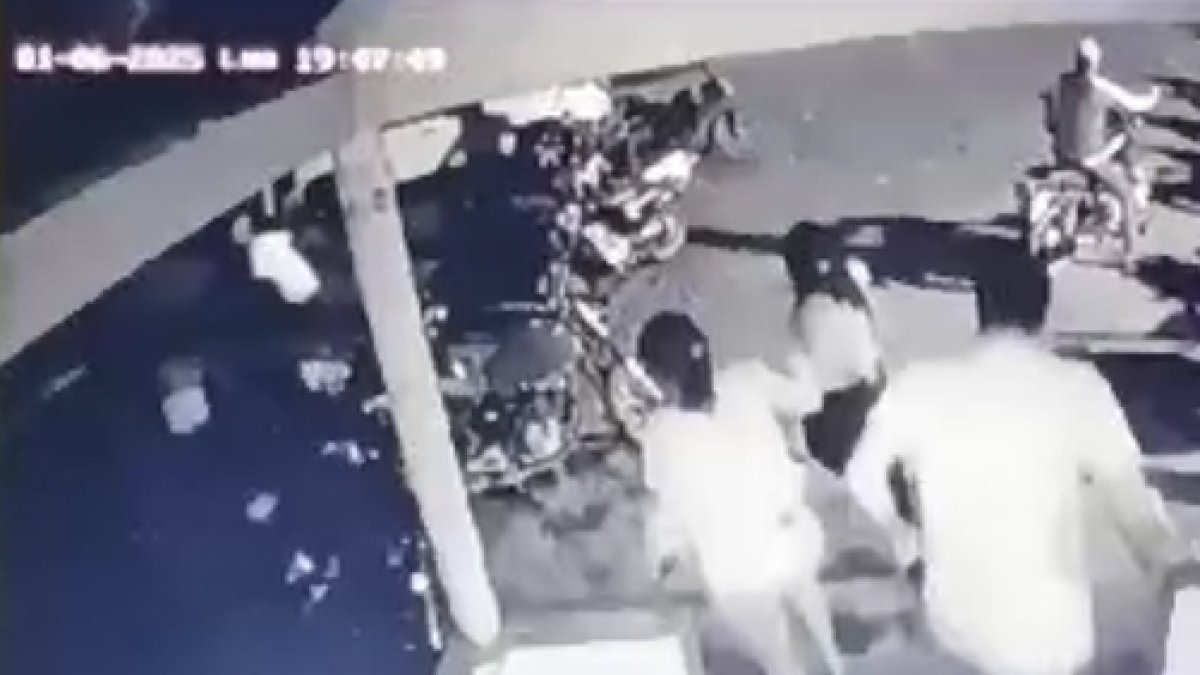 Instante en el que la clientela salió del bar tras escuchar los disparos.