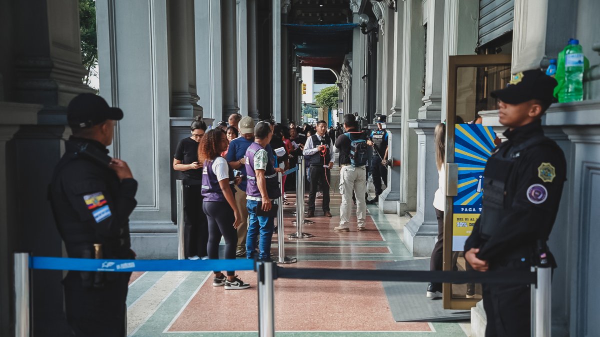 Cientos de ciudadanos se han acercado a la Plaza de la Administración para llevar a cabo este proceso.