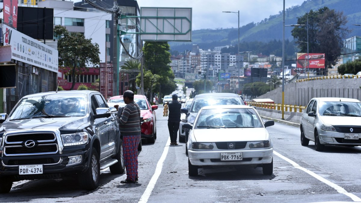 Se establecen multas económicas para quienes infrinjan el Pico y placa en Quito.