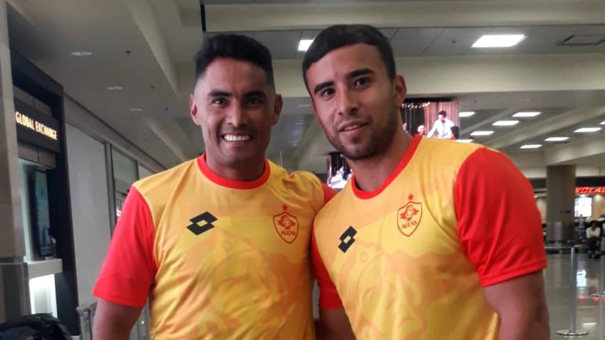 Juan José Vásquez (i) y Fernando Illescas (d) son los refuerzos mexicanos de Aucas.
