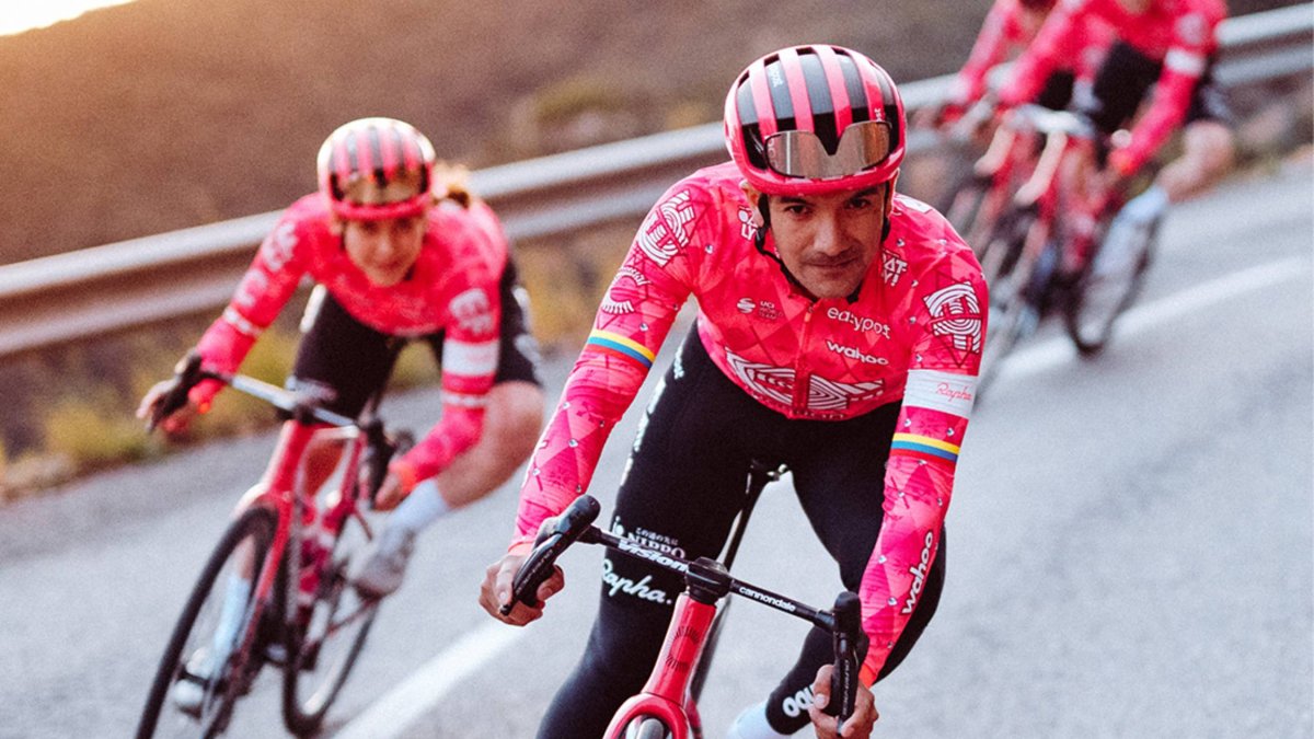 Richard Carapaz luce el nuevo uniforme del EF Education-EasyPost.