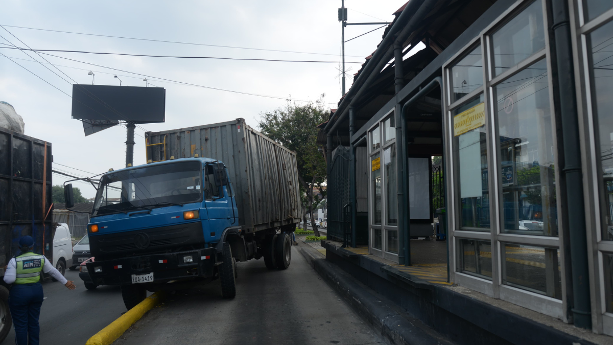 Choque en una parada de la Metrovía.