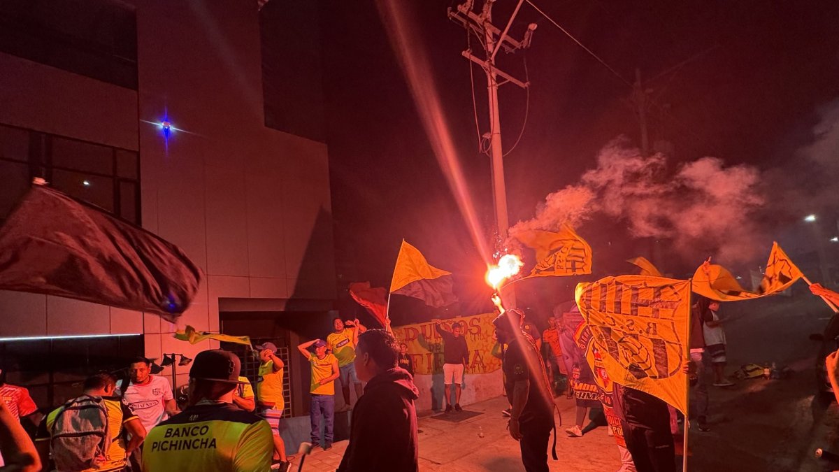Antes, durante y después del arribo de los jugadores los hinchas hicieron sonar sus instrumentos y flamearon banderas del equipo para darles un buen recibimiento.