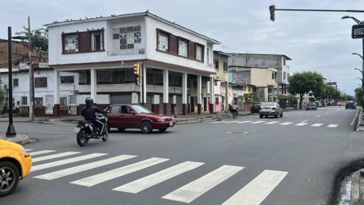 Hay semáforos dañados en la intersección de las calles Los Ríos y Argentina, en el suroeste de Guayaquil.