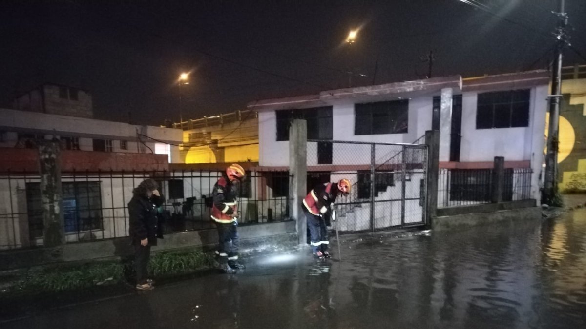 En el sector de Calderón, el cuerpo de Bomberos acudió para brindar atención por la acumulación de agua tras las intensas lluvias