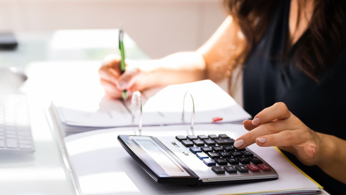 Referencial. Los ecuatorianos deben cumplir con el pago de varios impuestos, según sus ingresos.