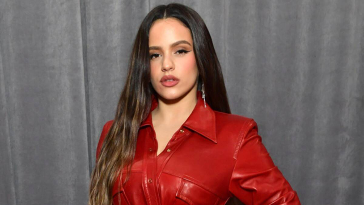 Rosalía es una cantante española conocida por fusionar el flamenco con géneros contemporáneos como pop y reguetón.