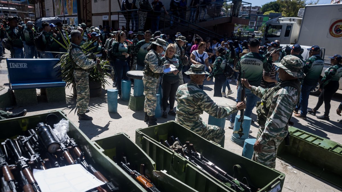 Integrantes de las milicias bolivarianas participan en un acto de juramentación este martes, en Caracas (Venezuela).