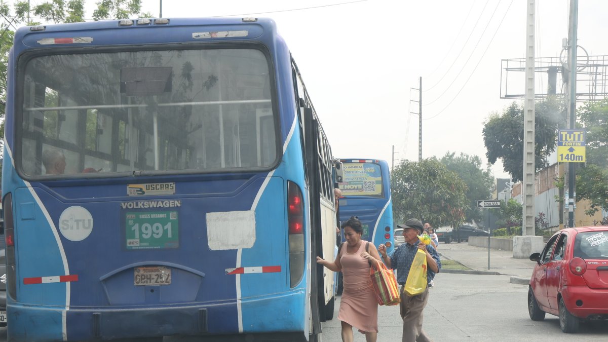 Varios ciudadanos se han visto obligados a tomar más de un bus para llegar a su destino.