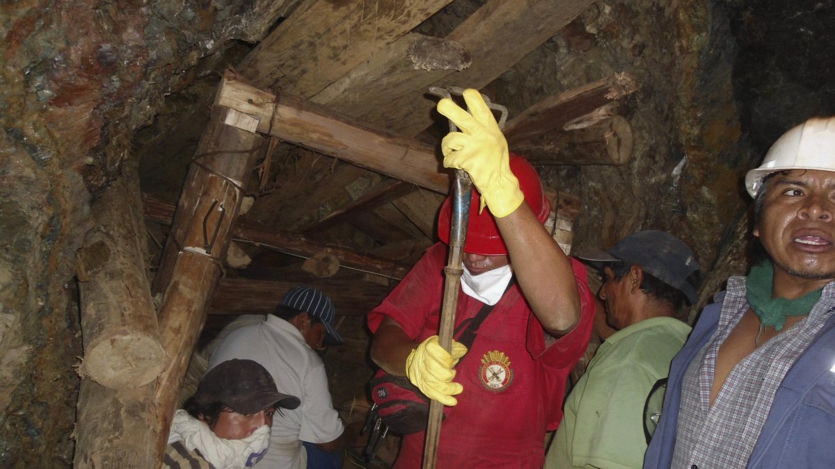 Trabajo. Un grupo de mineros peruanos en sus labores.