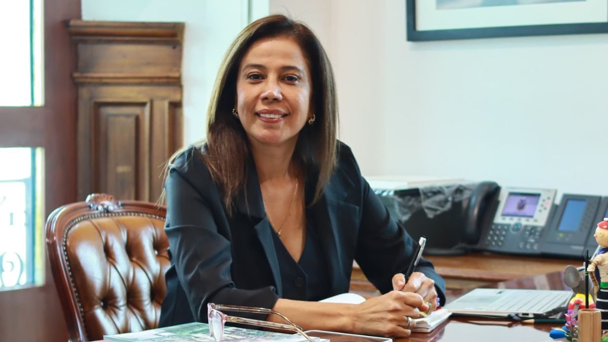 Cynthia Gellibert se desempeñaba hasta hace menos de una semana como secretaria de la Administración Pública.