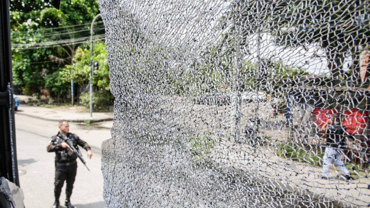 El interior de un vehículo afectado durante un operativo policial este miércoles, en Río de Janeiro (Brasil).