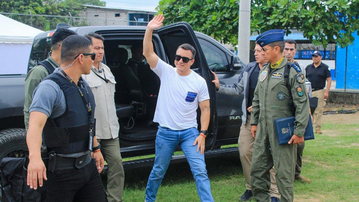 El presidente llegó hasta Esmeraldas y recorrió la provincia.