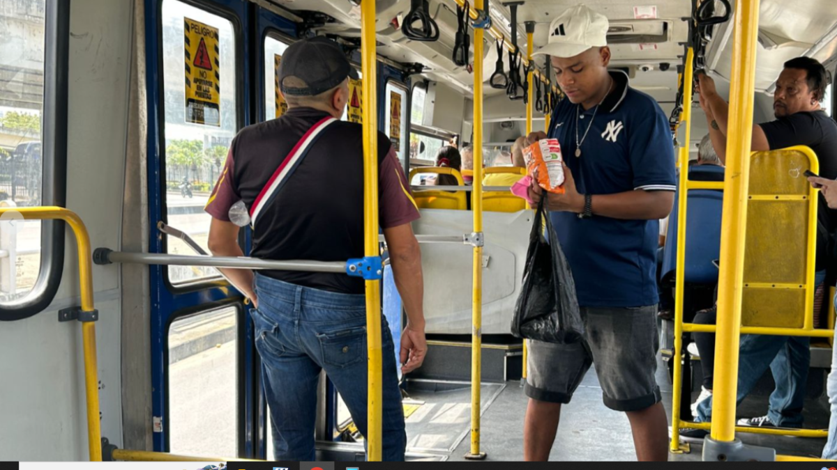 Comerciantes informales ofrecen sus productos en los buses articulados