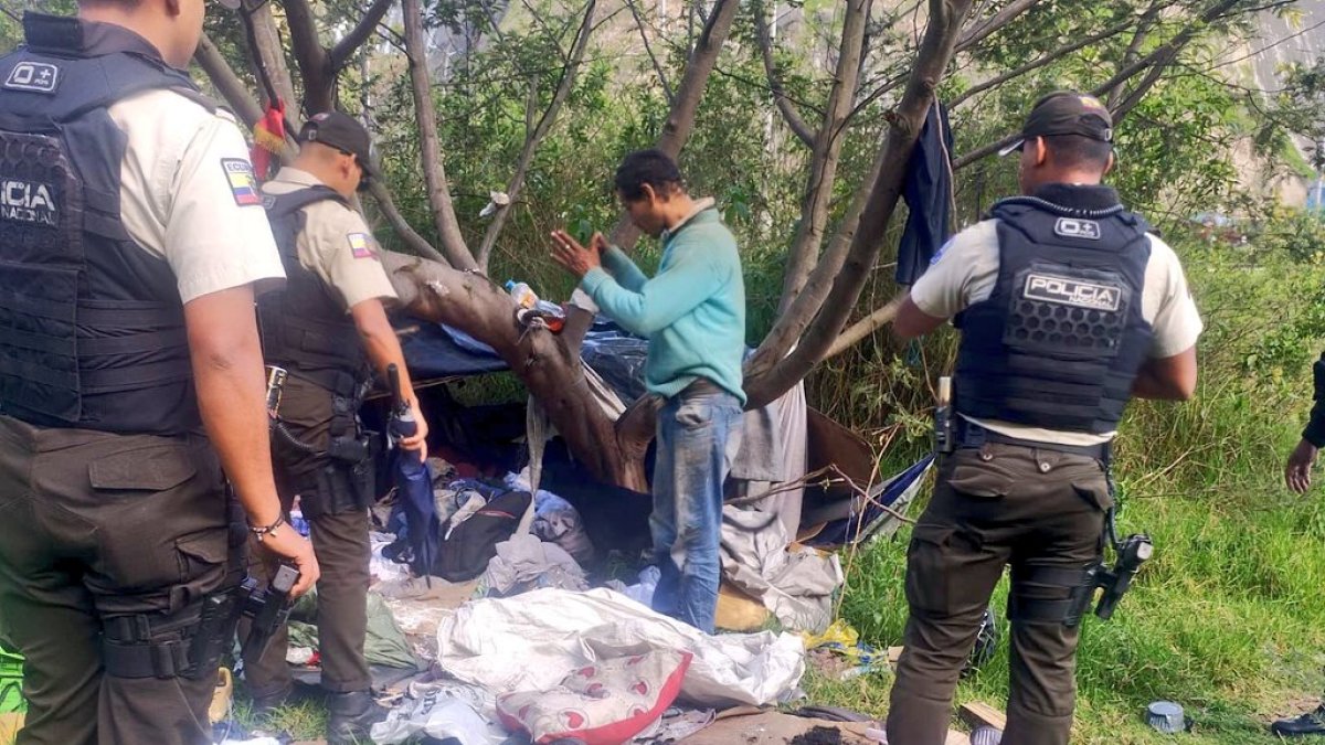 En el sector de Monjas se retiró a habitantes de calle para preservar el orden público.
