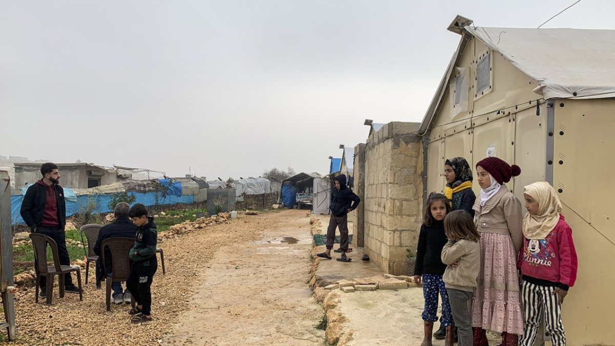 Kfar Jales (Siria). Varios desplazados aparecen en un campamento de esta ciudad, en el noroeste del país.