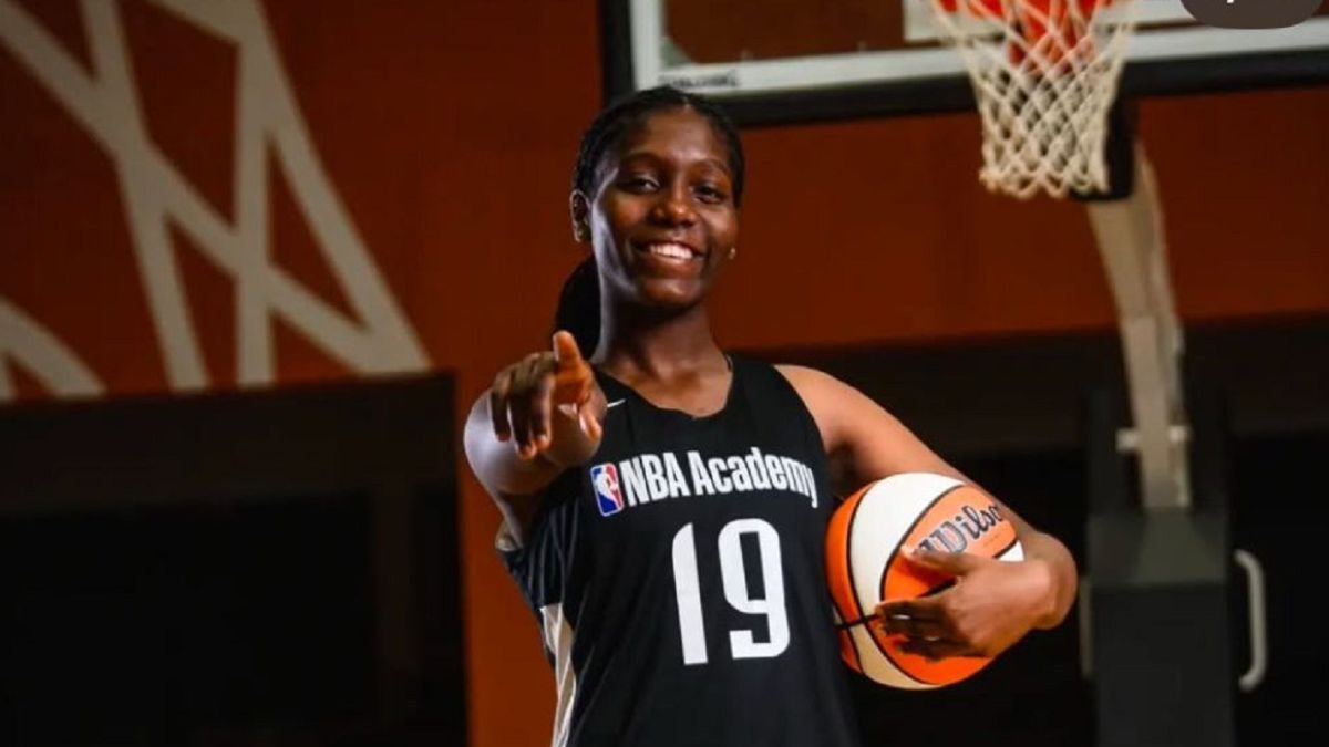 Nahomi Nazareno juega básquet, tiene 17 años se va a Italia.